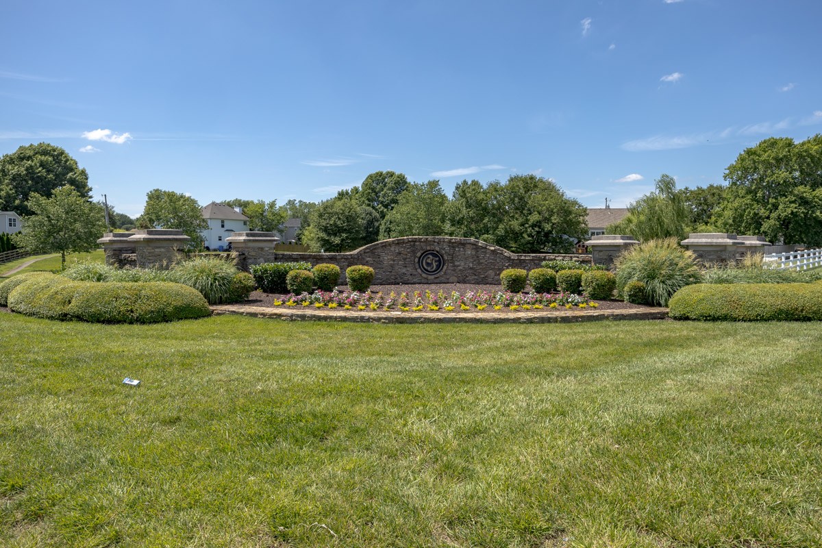 2858 Iroquois Dr