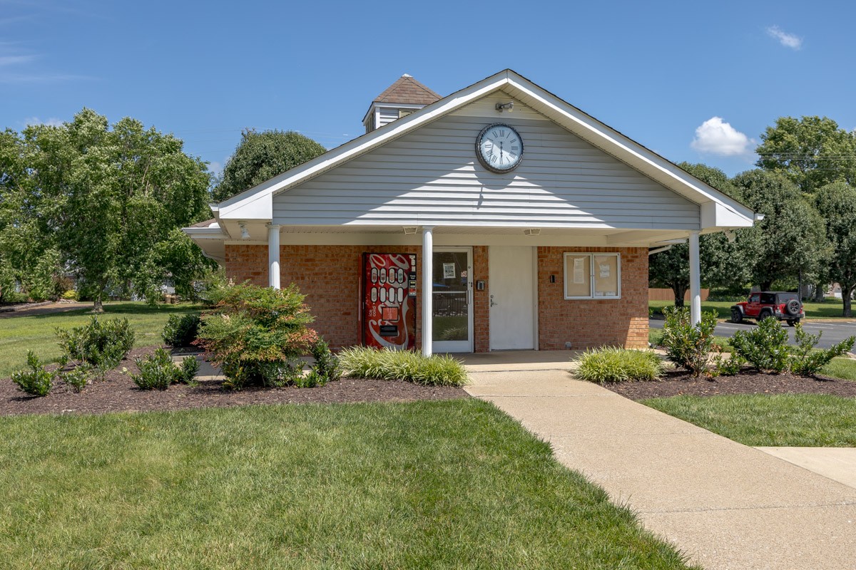 2858 Iroquois Dr