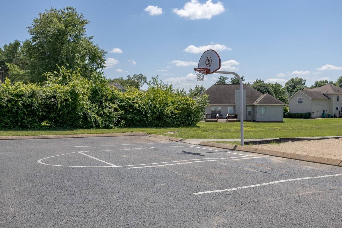 2858 Iroquois Dr
