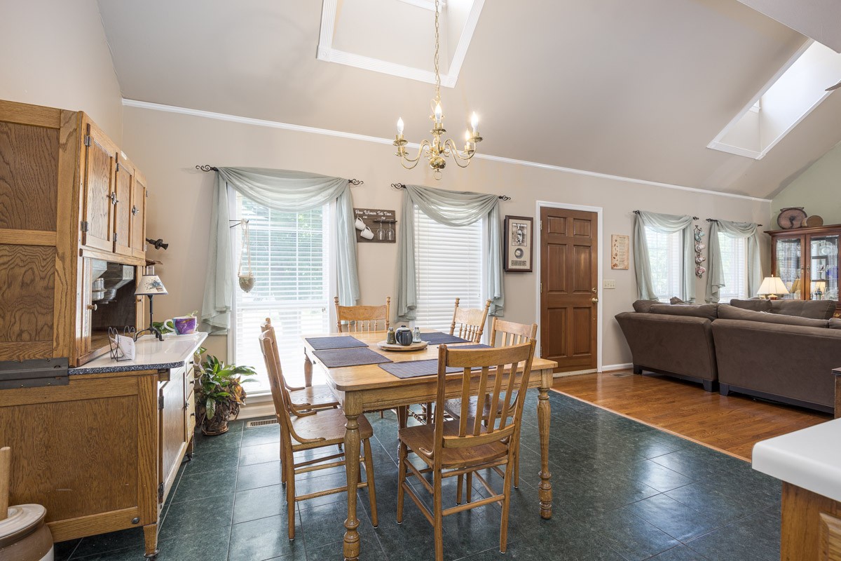 2858 Iroquois Dr