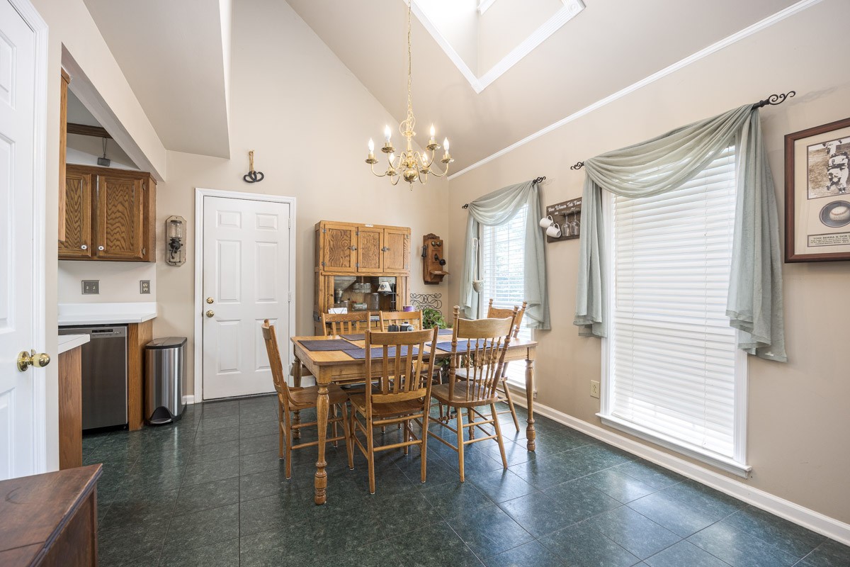 2858 Iroquois Dr