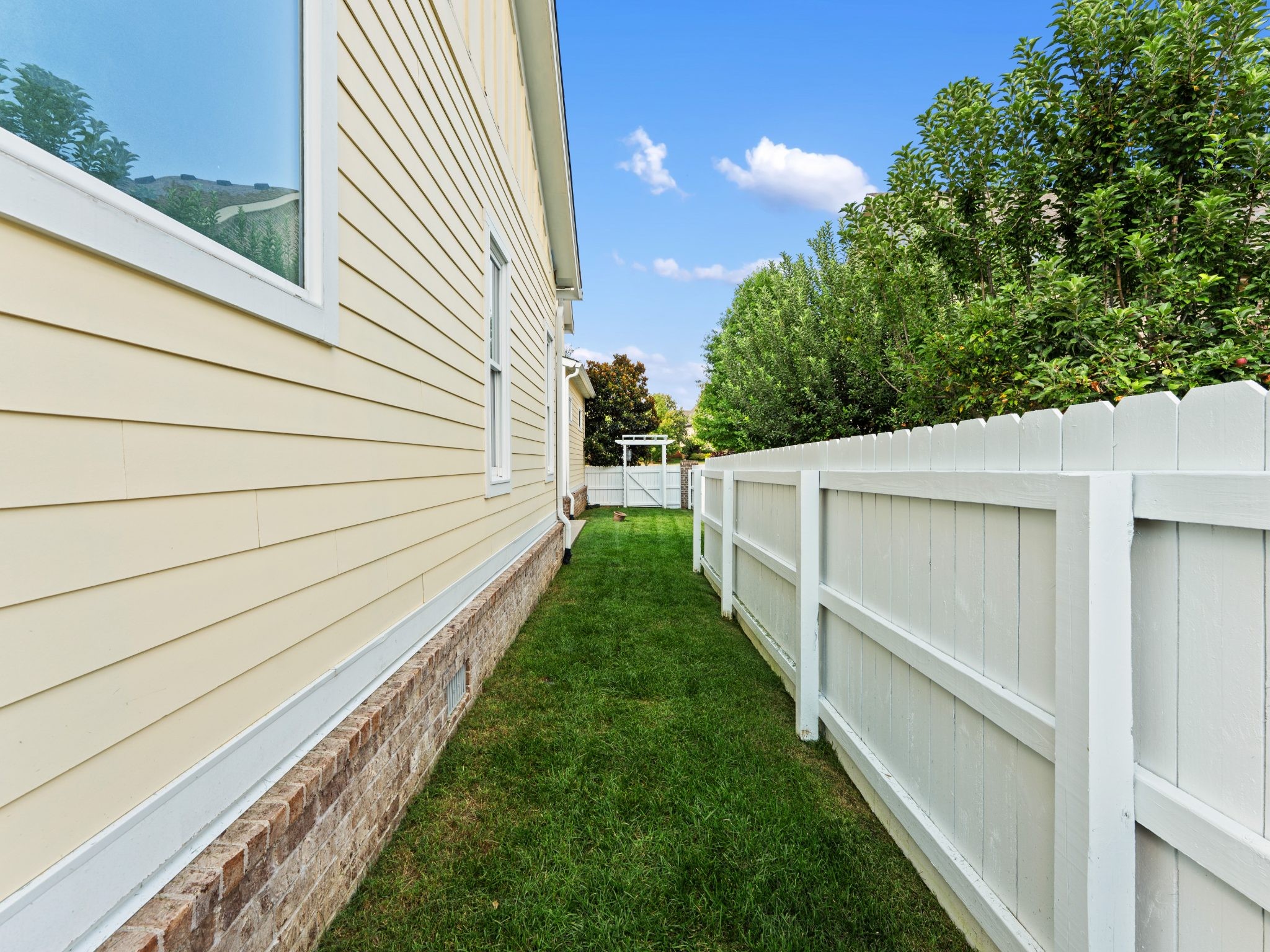 3404 Colebrook Dr