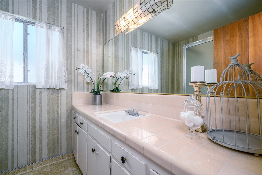 400 W Woodruff Avenue