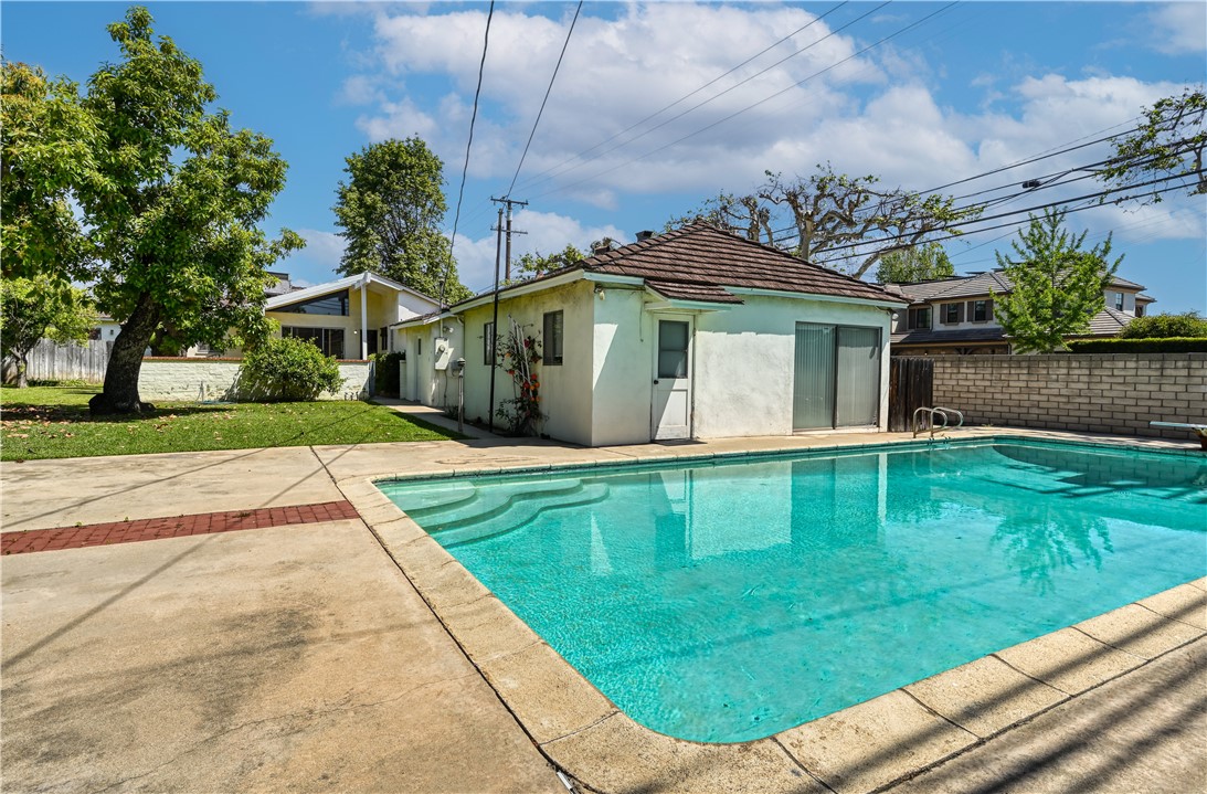 400 W Woodruff Avenue