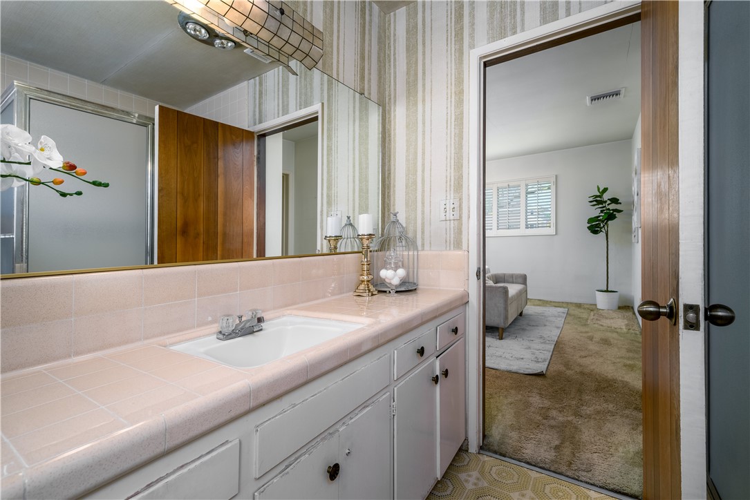 400 W Woodruff Avenue