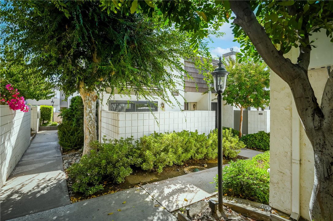 584 W Huntington Drive A