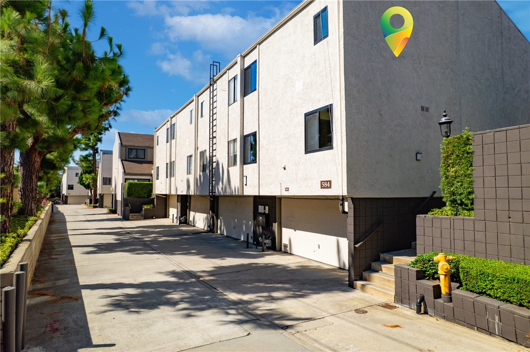 584 W Huntington Drive A