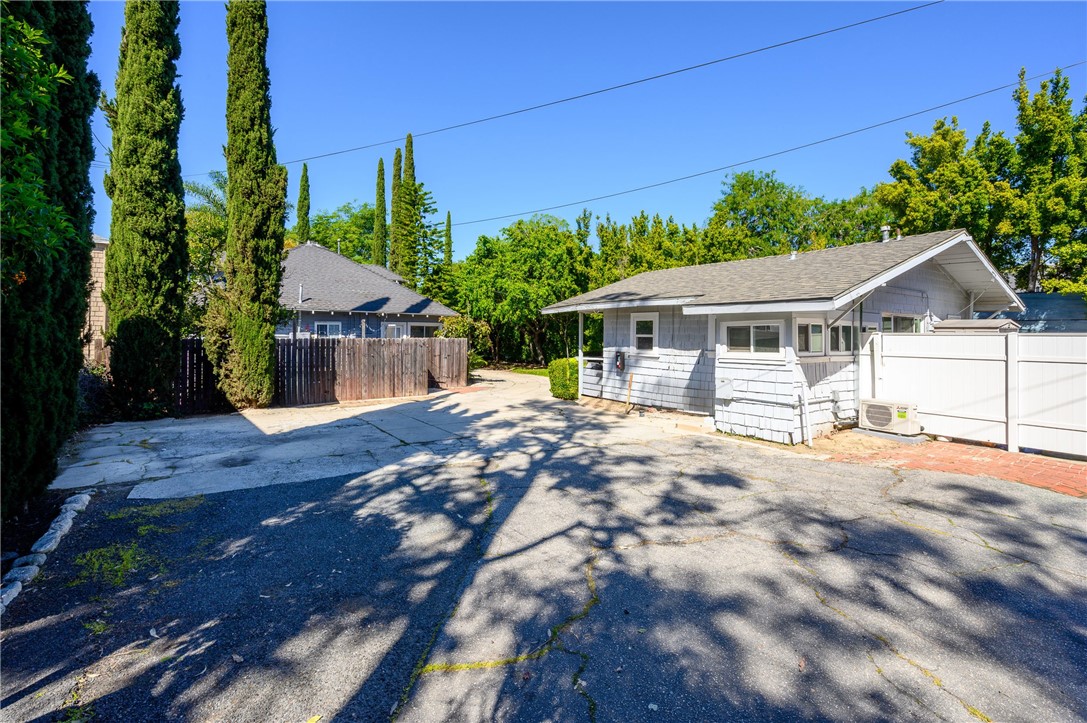 892 S Marengo