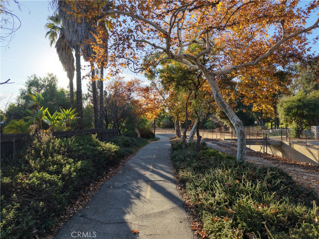 888 W Highpoint Drive