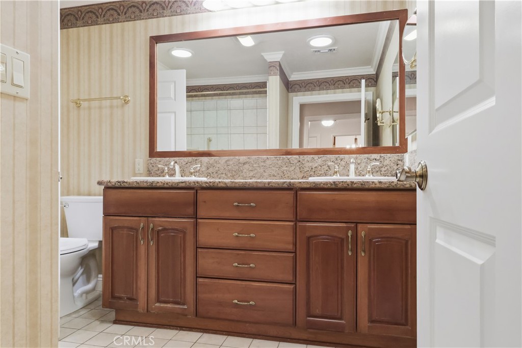 888 W Highpoint Drive