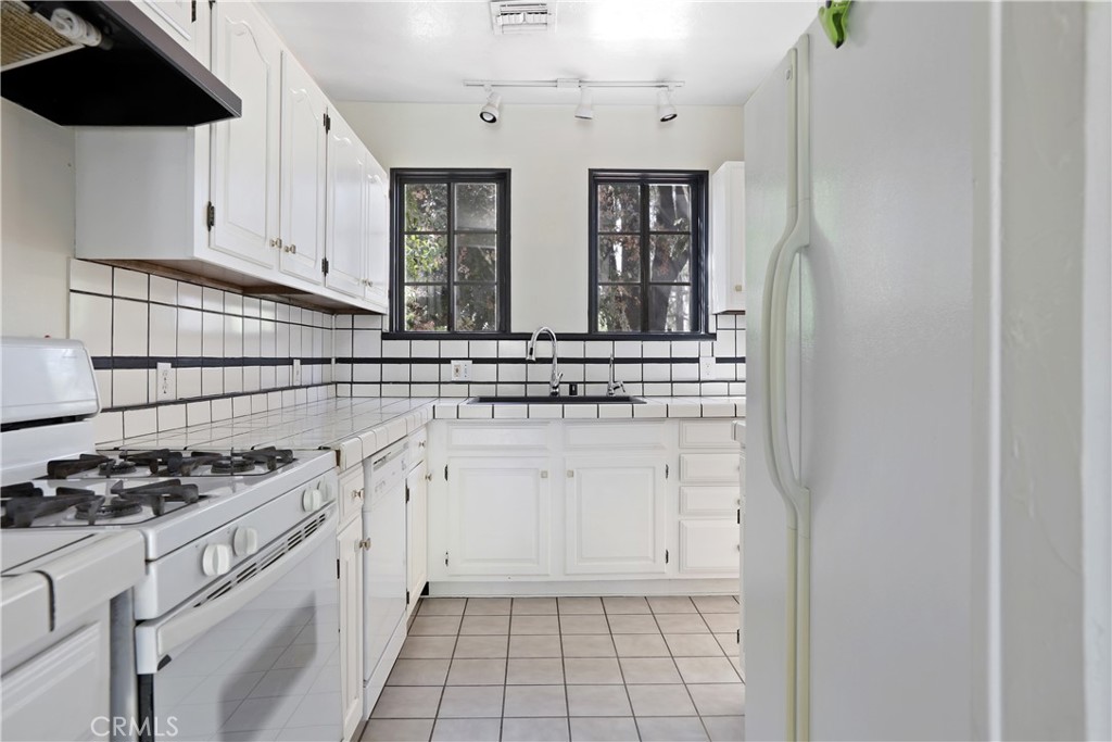 13501 Chandler Boulevard