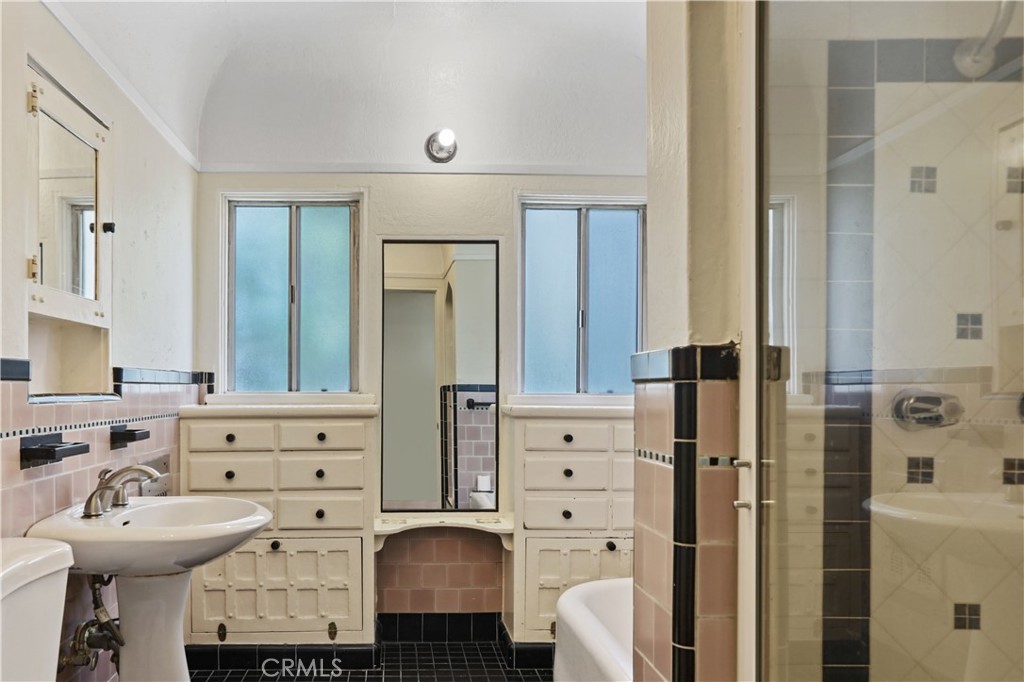 13501 Chandler Boulevard