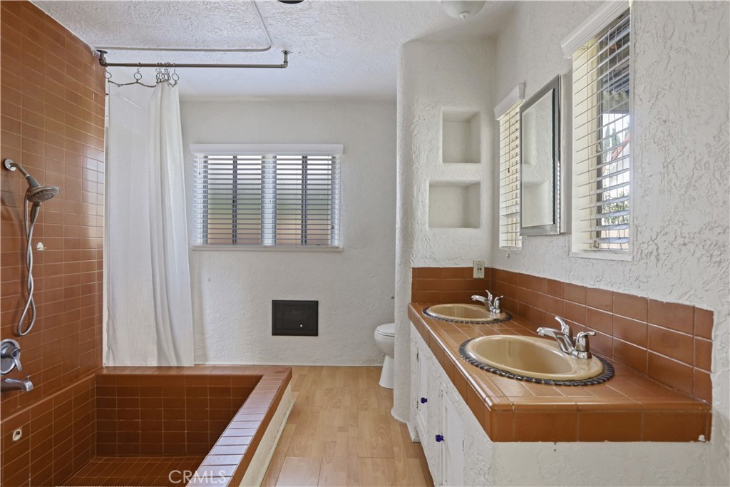 13501 Chandler Boulevard