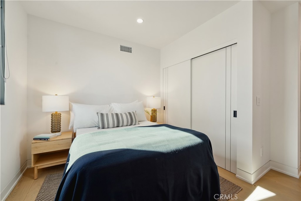 2541 N Beachwood Canyon