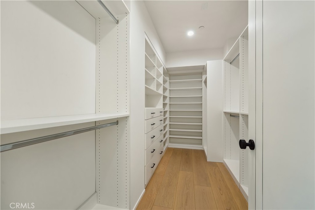 2541 N Beachwood Canyon