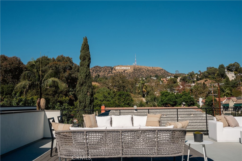 2541 N Beachwood Canyon