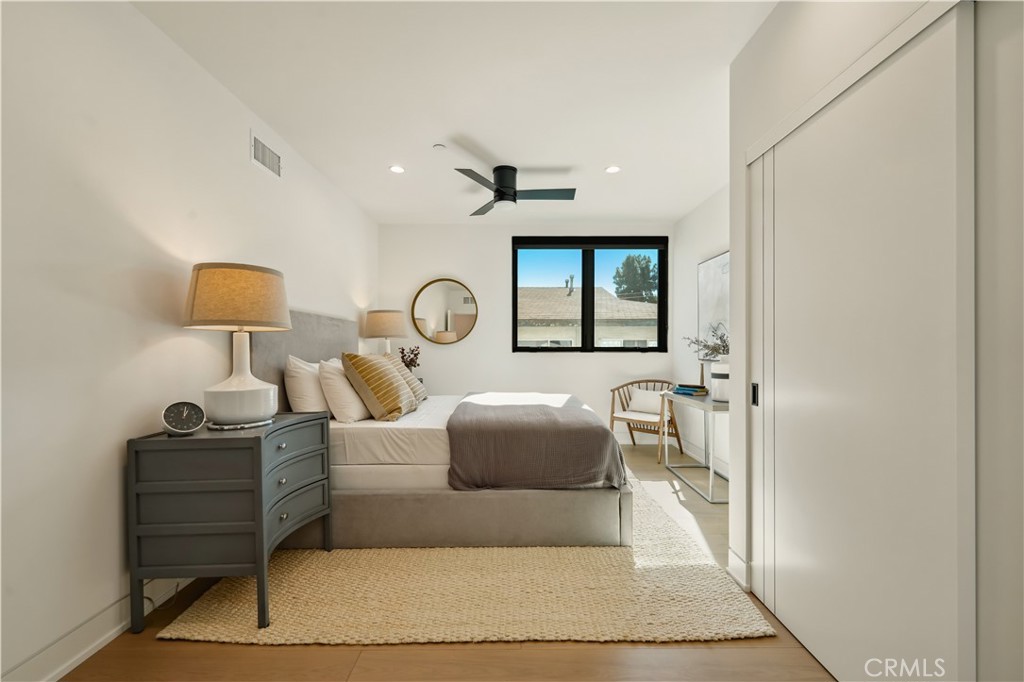 2541 N Beachwood Canyon