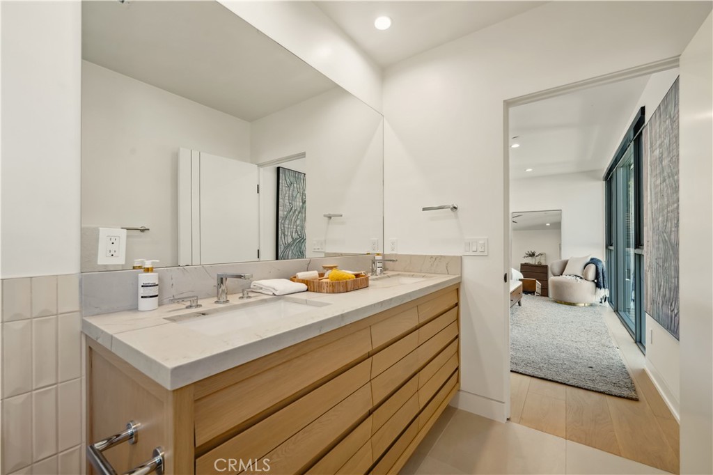 2541 N Beachwood Canyon