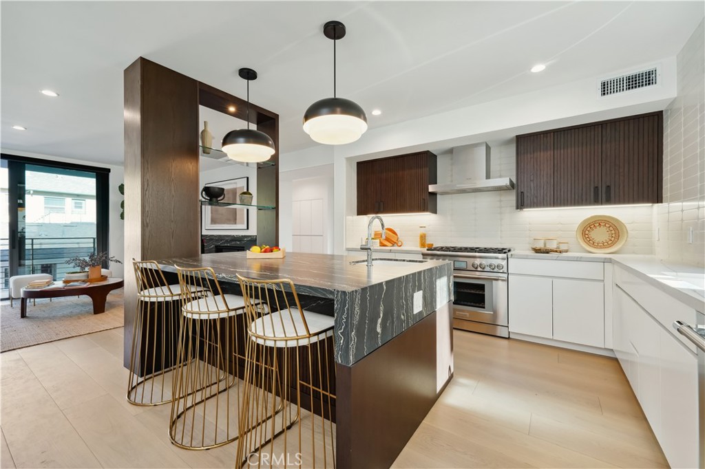 2541 N Beachwood Canyon