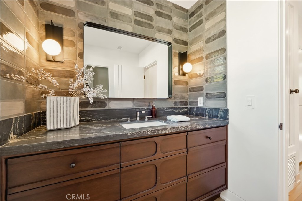 2541 N Beachwood Canyon