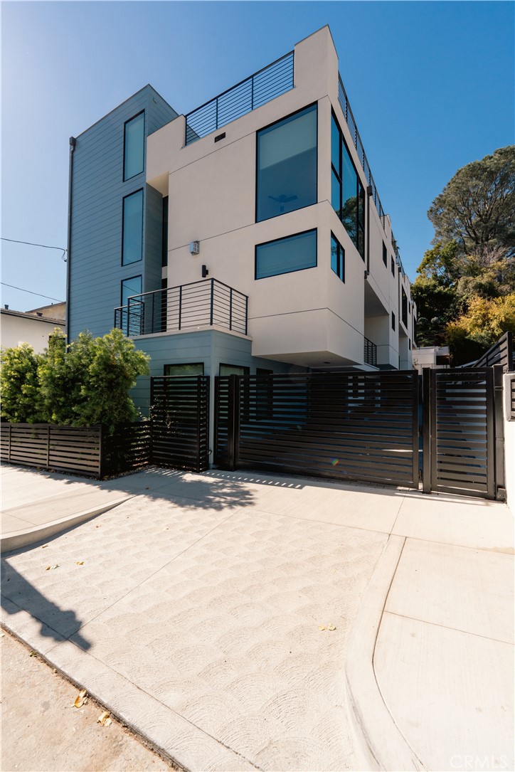 2541 N Beachwood Canyon