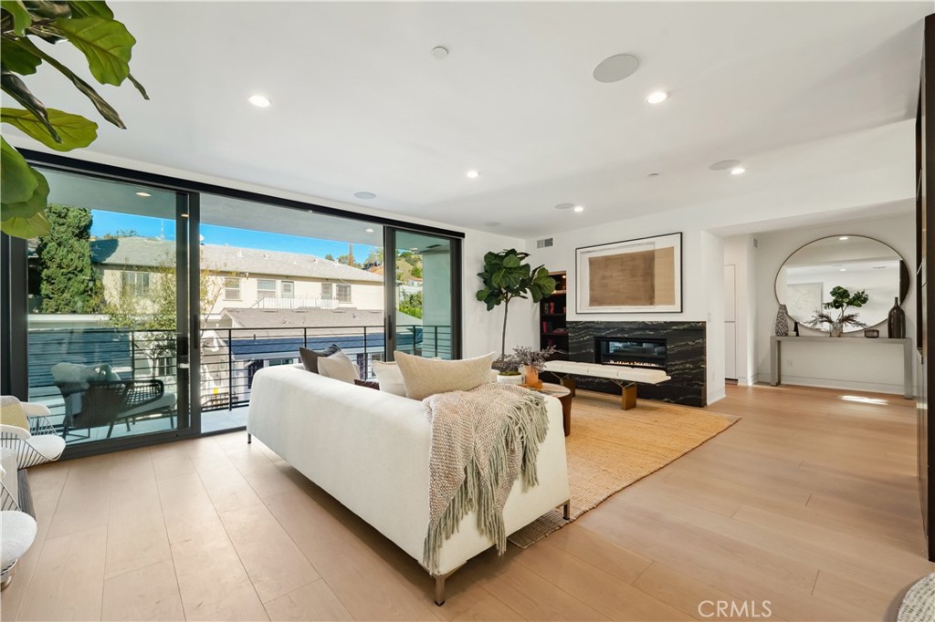 2541 N Beachwood Canyon