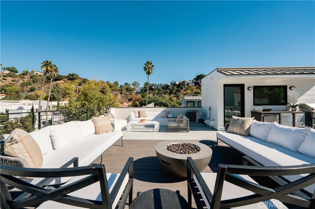 2541 N Beachwood Canyon