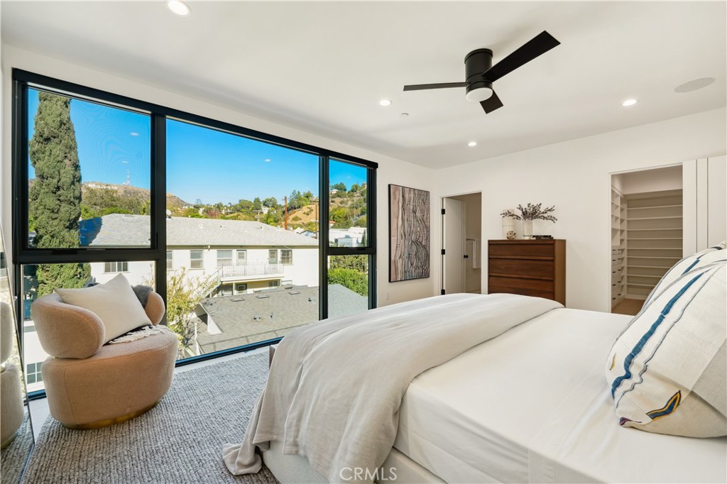 2541 N Beachwood Canyon