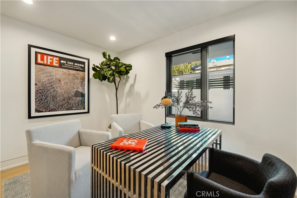 2541 N Beachwood Canyon