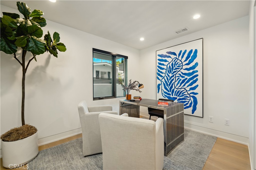 2541 N Beachwood Canyon