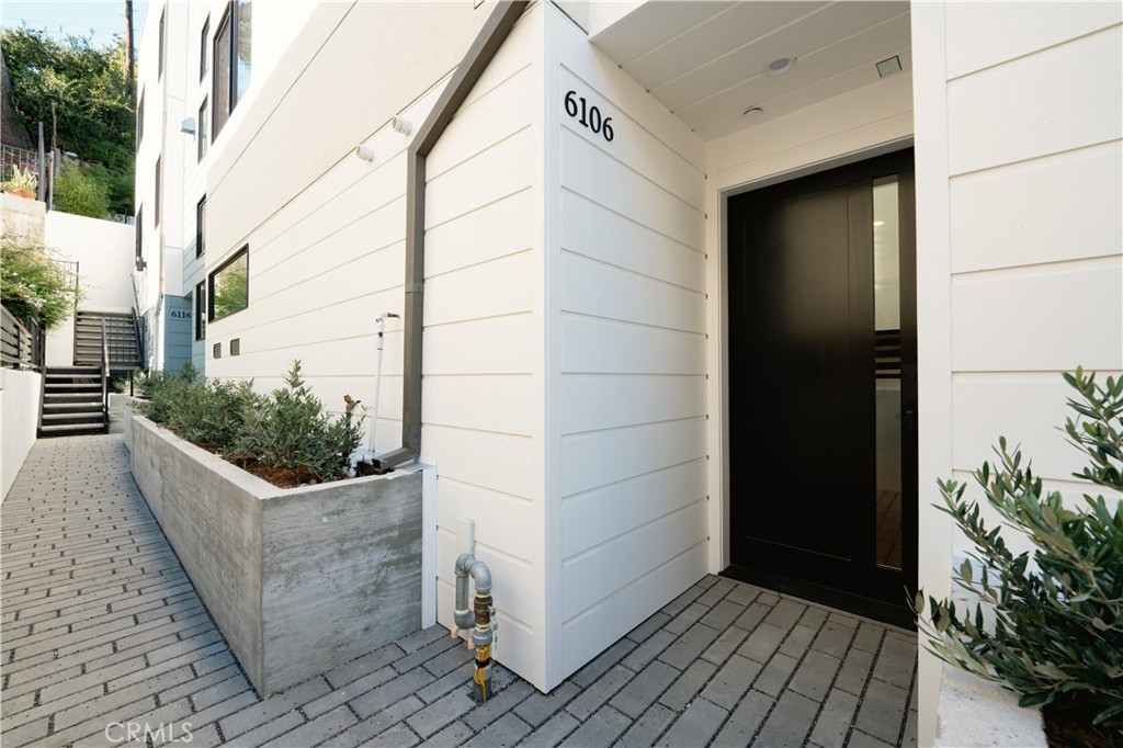 2541 N Beachwood Canyon