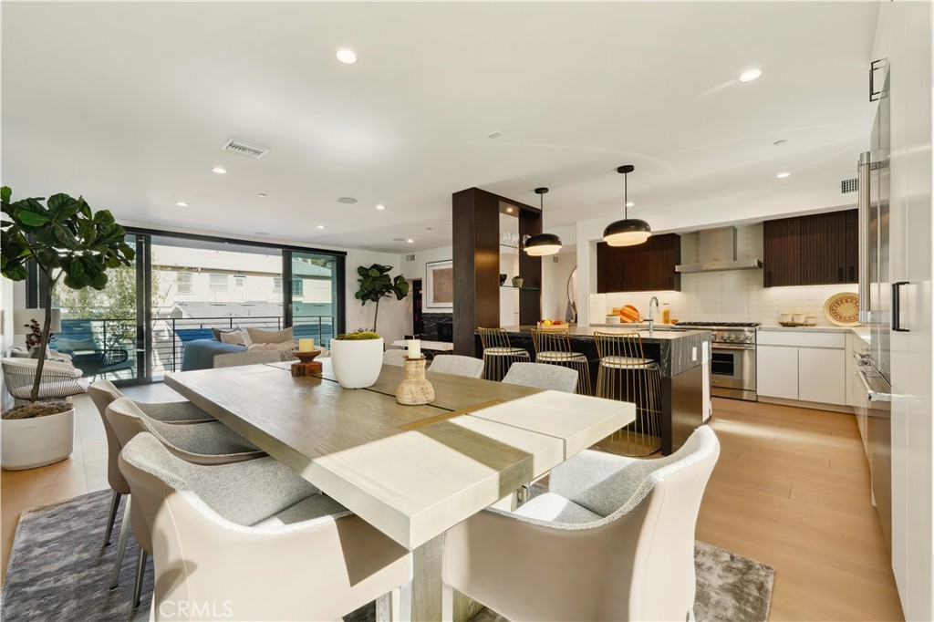 2541 N Beachwood Canyon