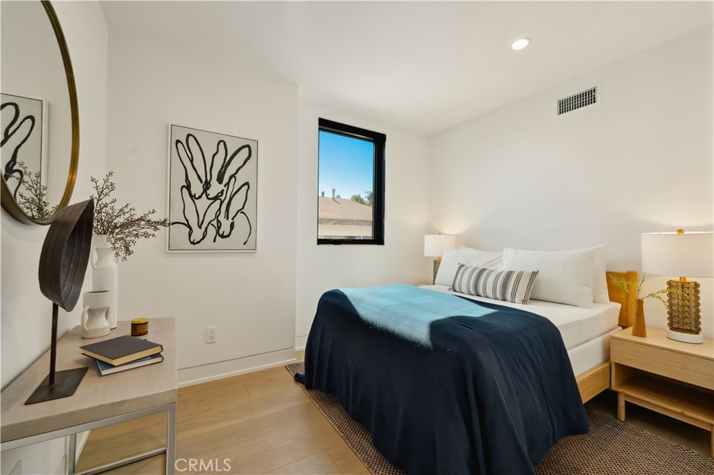 2541 N Beachwood Canyon