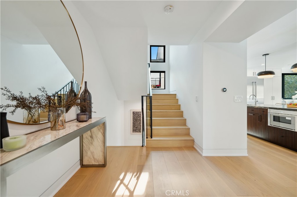 2541 N Beachwood Canyon