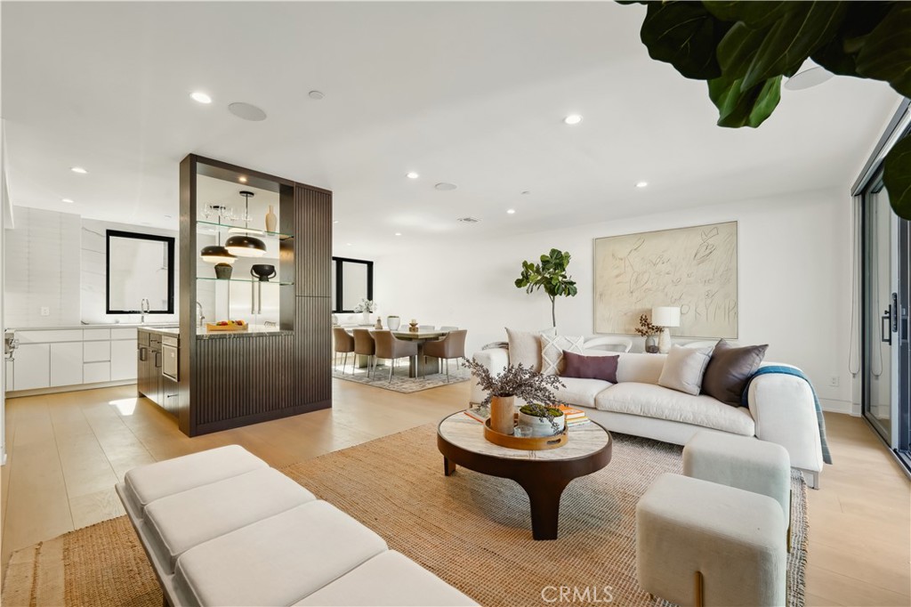 2541 N Beachwood Canyon