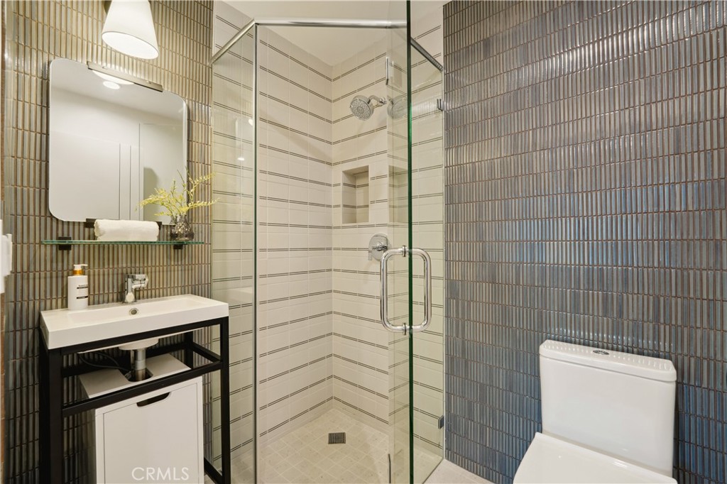 2541 N Beachwood Canyon