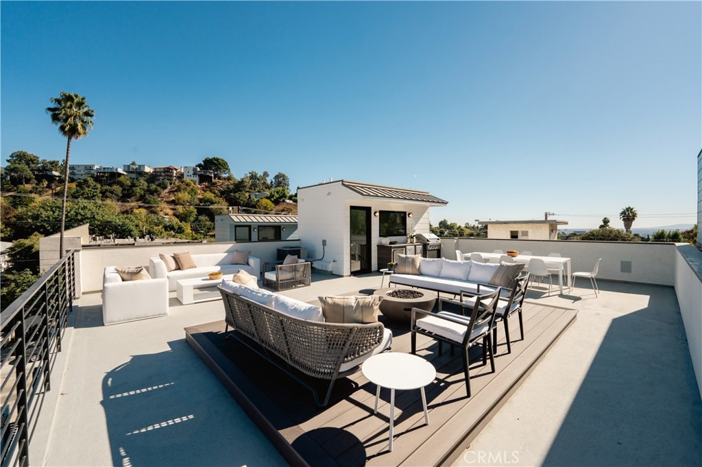 2541 N Beachwood Canyon