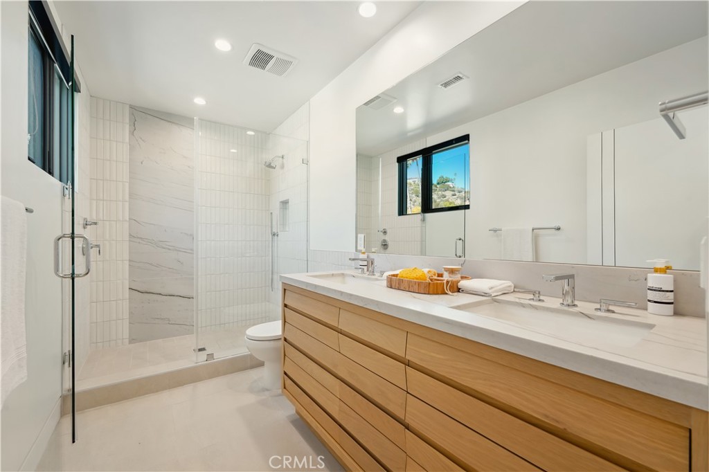 2541 N Beachwood Canyon