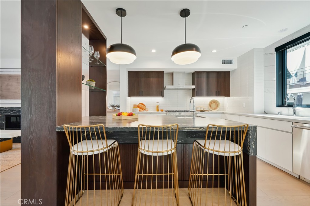 2541 N Beachwood Canyon