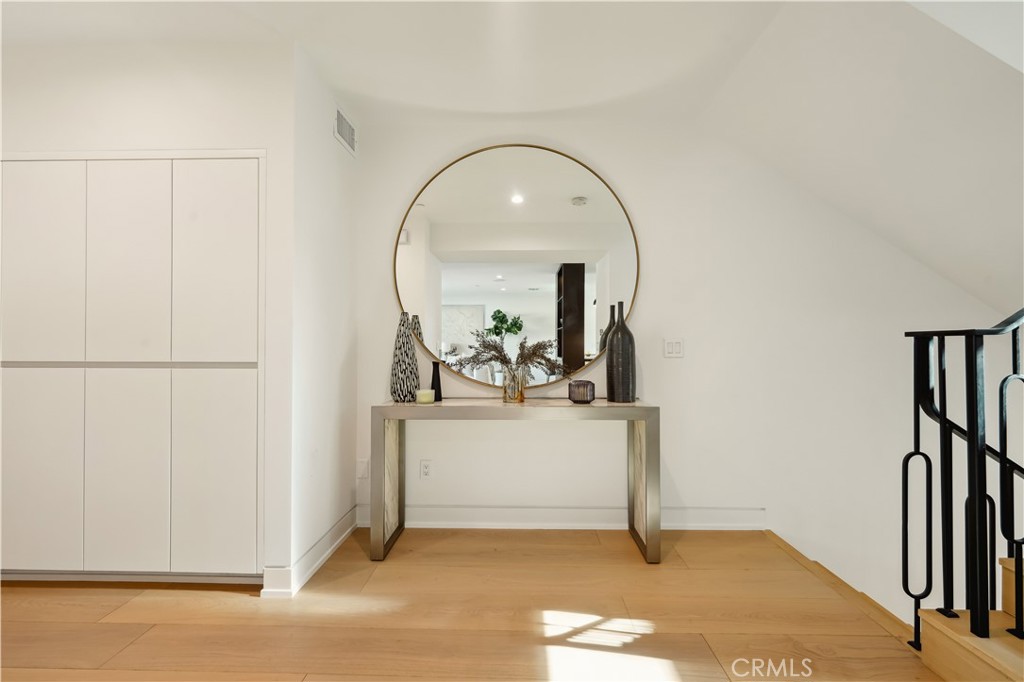 2541 N Beachwood Canyon