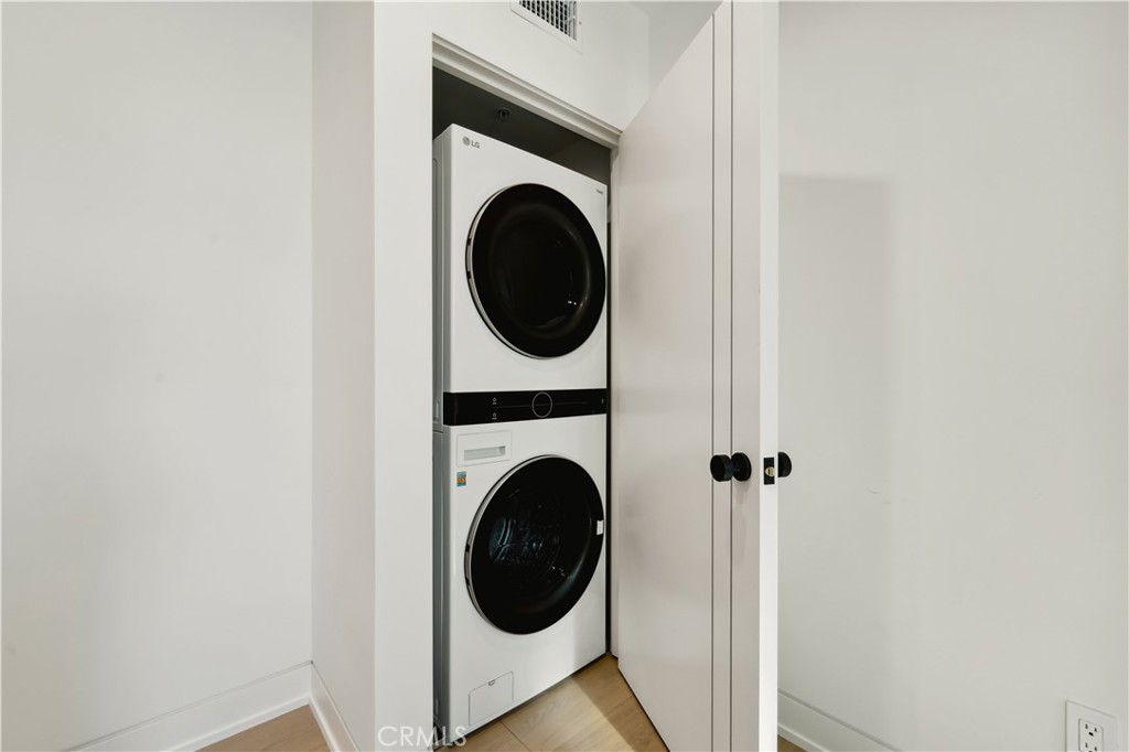 2541 N Beachwood Canyon