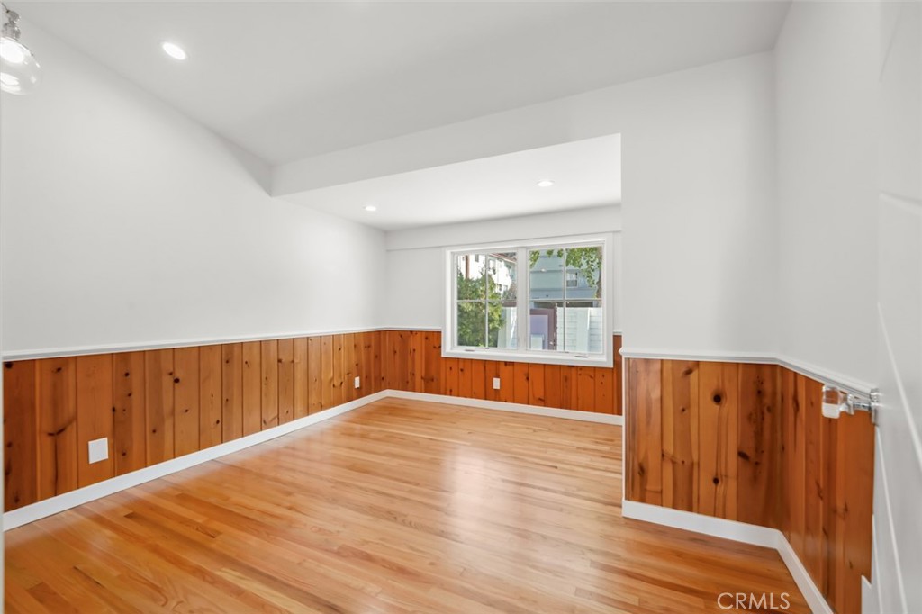 2549 N Beachwood Drive
