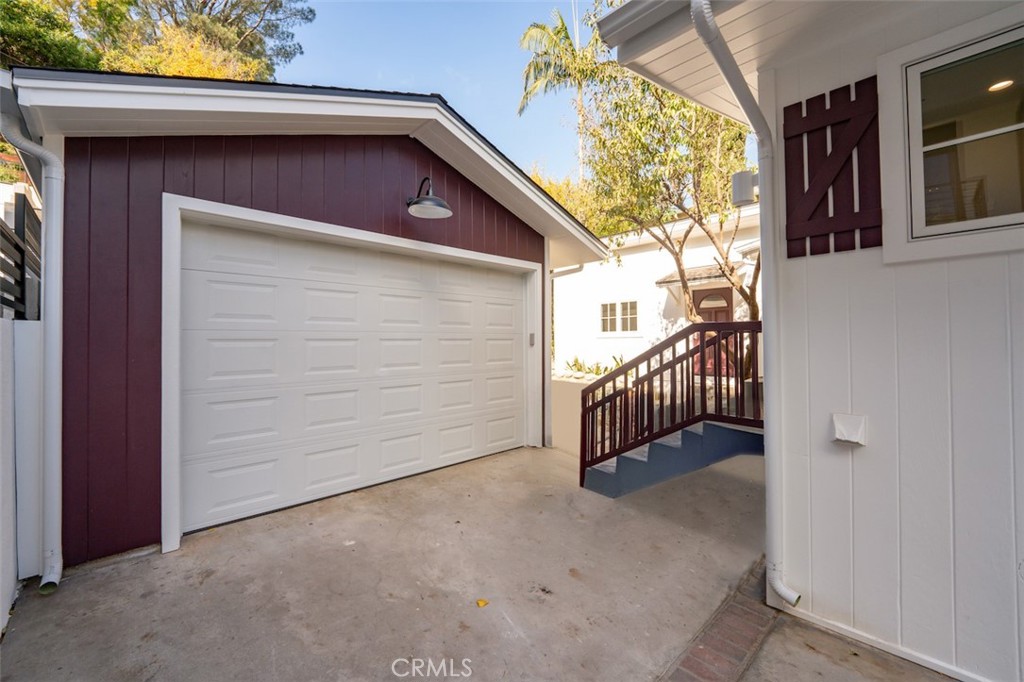 2549 N Beachwood Drive