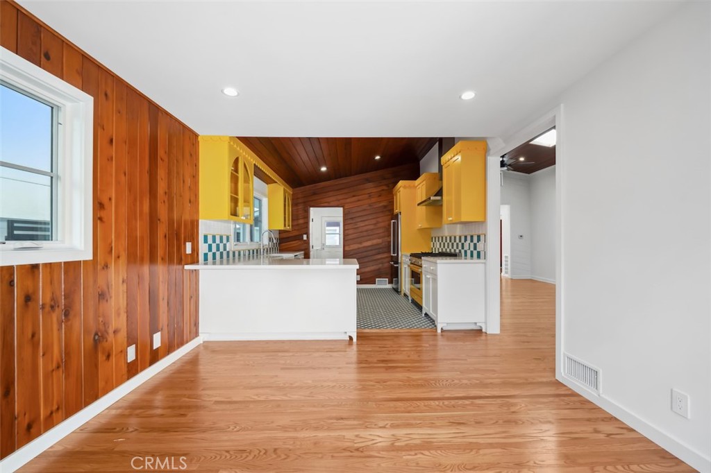 2549 N Beachwood Drive