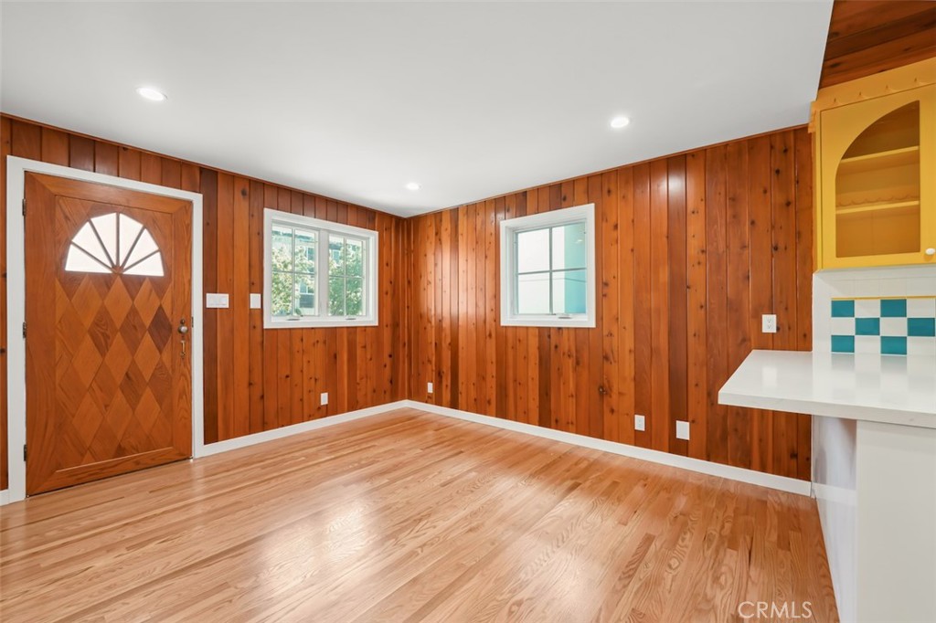 2549 N Beachwood Drive