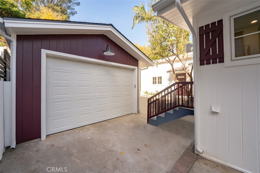 2549 N Beachwood Drive