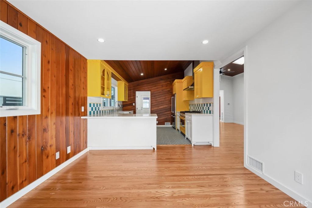 2549 N Beachwood Drive