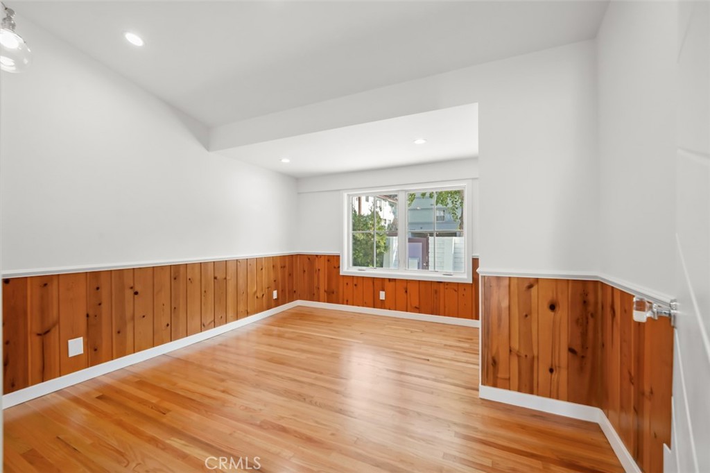 2549 N Beachwood Drive