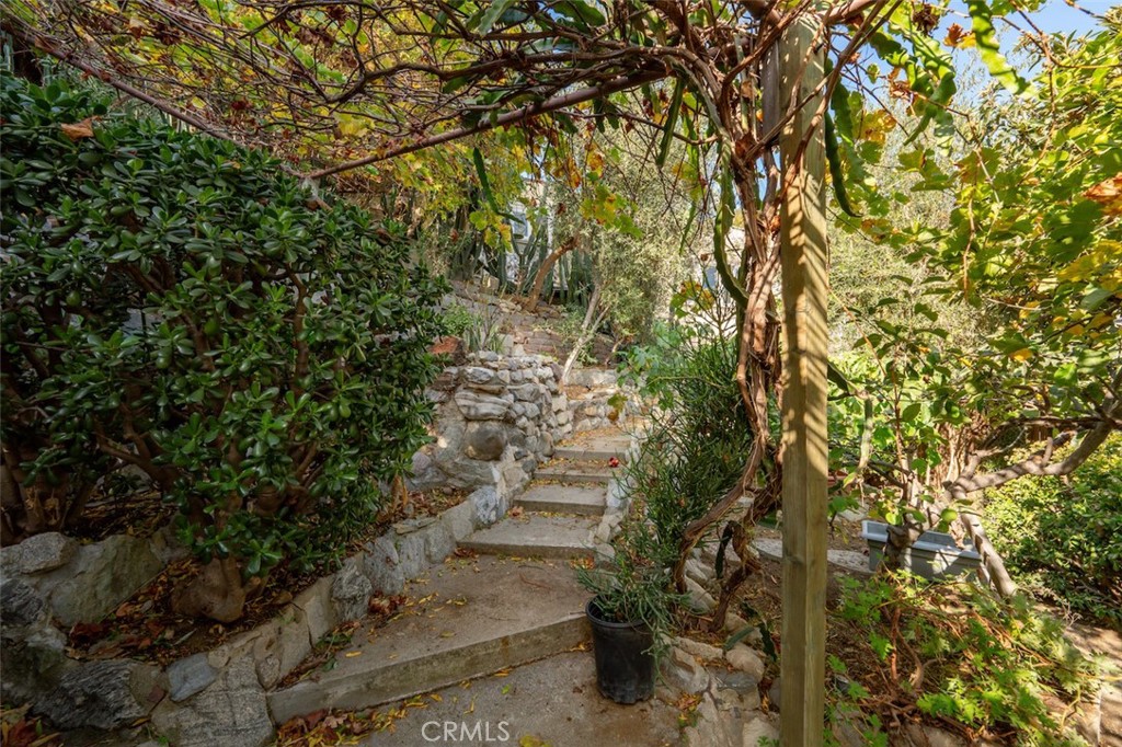 2549 N Beachwood Drive