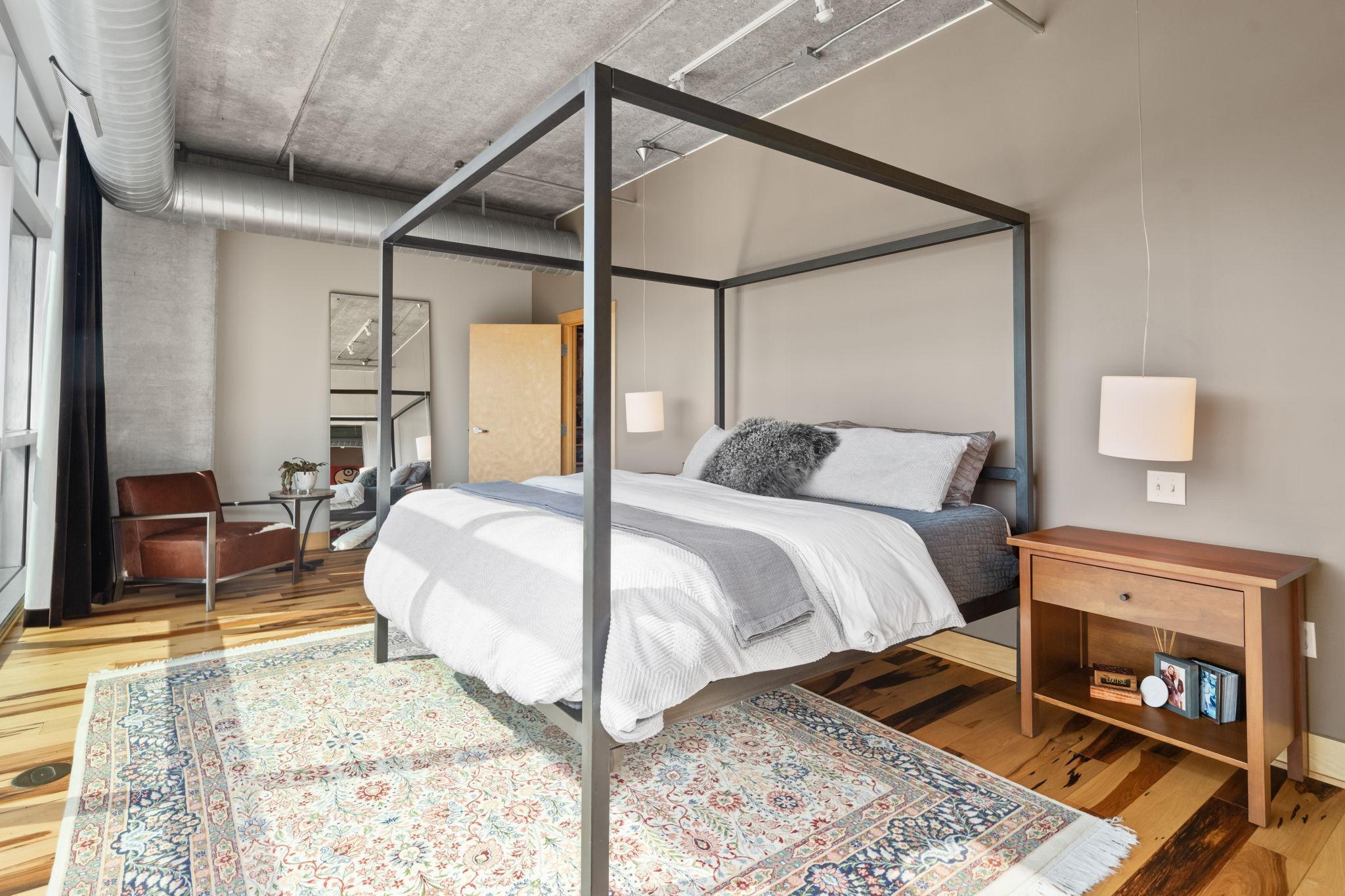 345 6th Avenue N Unit: 702